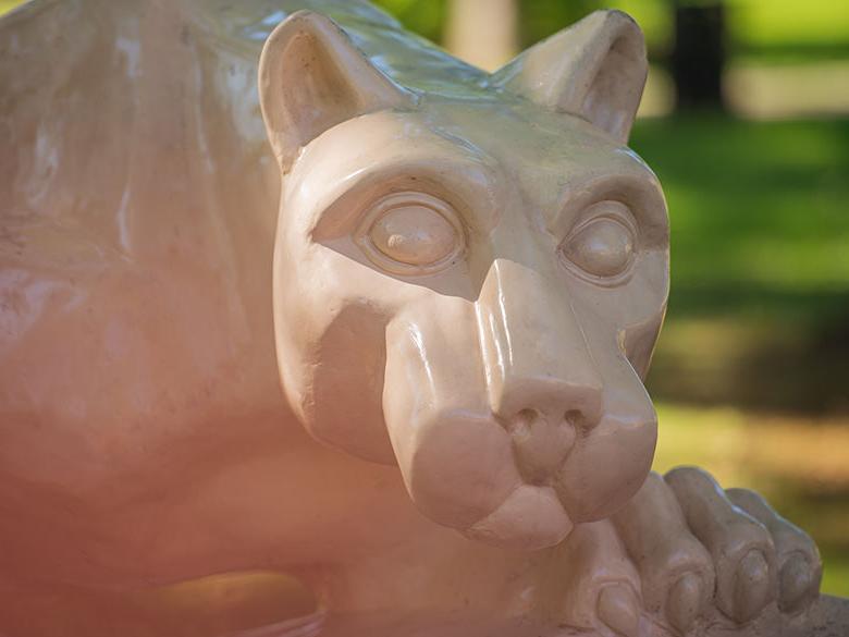 A close-up of the lion shrine at <a href='http://x.stylelifehub.com'>十大网投平台信誉排行榜</a>阿尔图纳分校